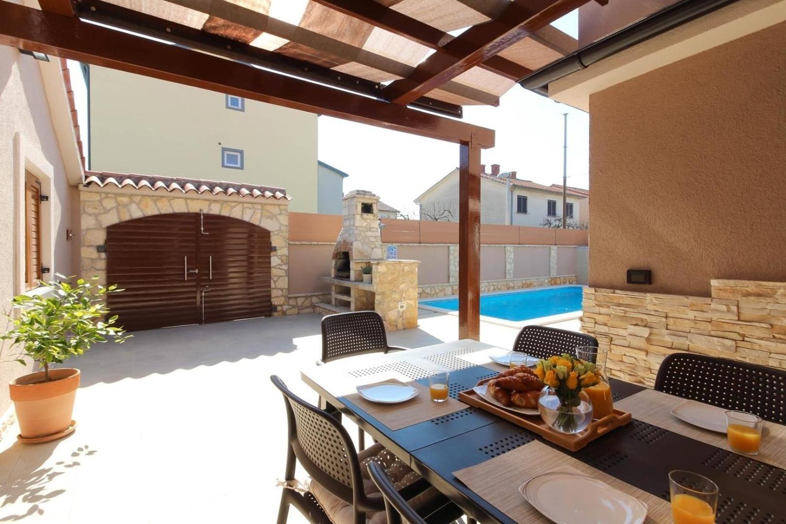 Vikendica Mit Privatpool Fuer 5 Personen Ca 150 Qm In Pula, Istrien Istrische Riviera *